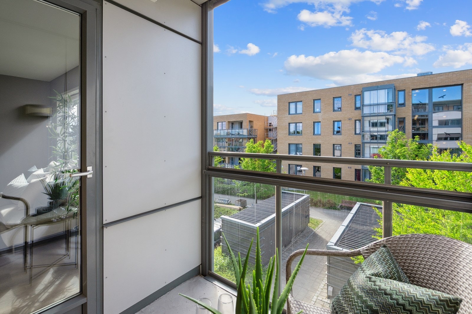 Balkong fungerer som en forlengelse av stuen på varme sommerdager. Galleribilde