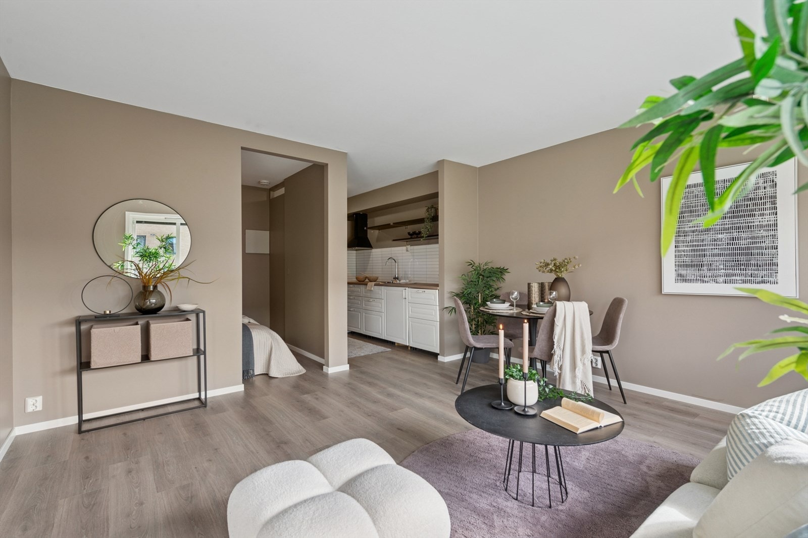 Stuen har plass til flere møbleringsmuligheter for å skape den stuen du selv ønsker. Galleribilde