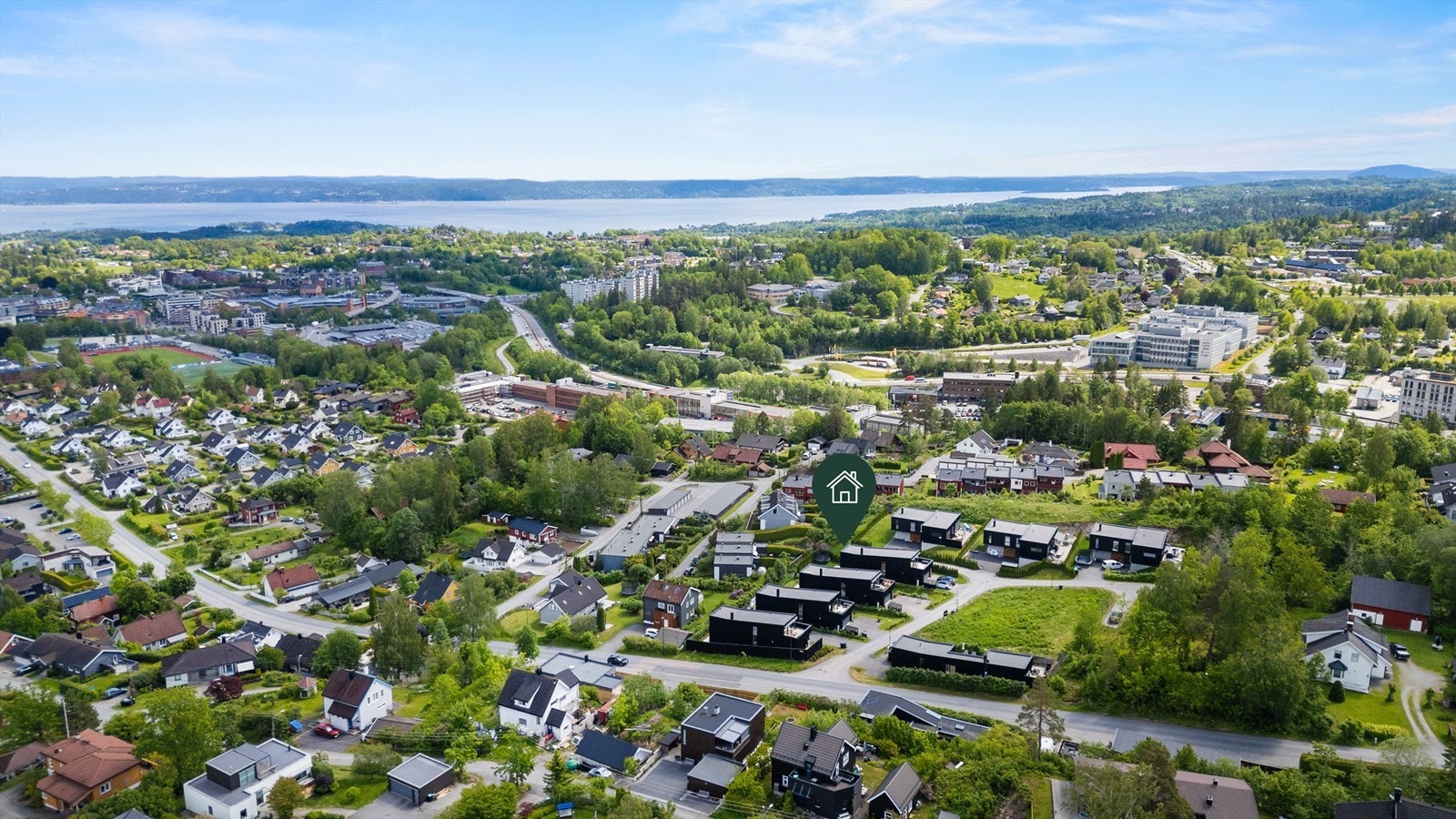 Asker sentrum har et meget godt kollektivtilbud både når det gjelder tog, buss og taxi. Toget til Oslo tar 18 minutter og går hvert tiende minutt, mens det tar 12 minutter til Drammen. Galleribilde