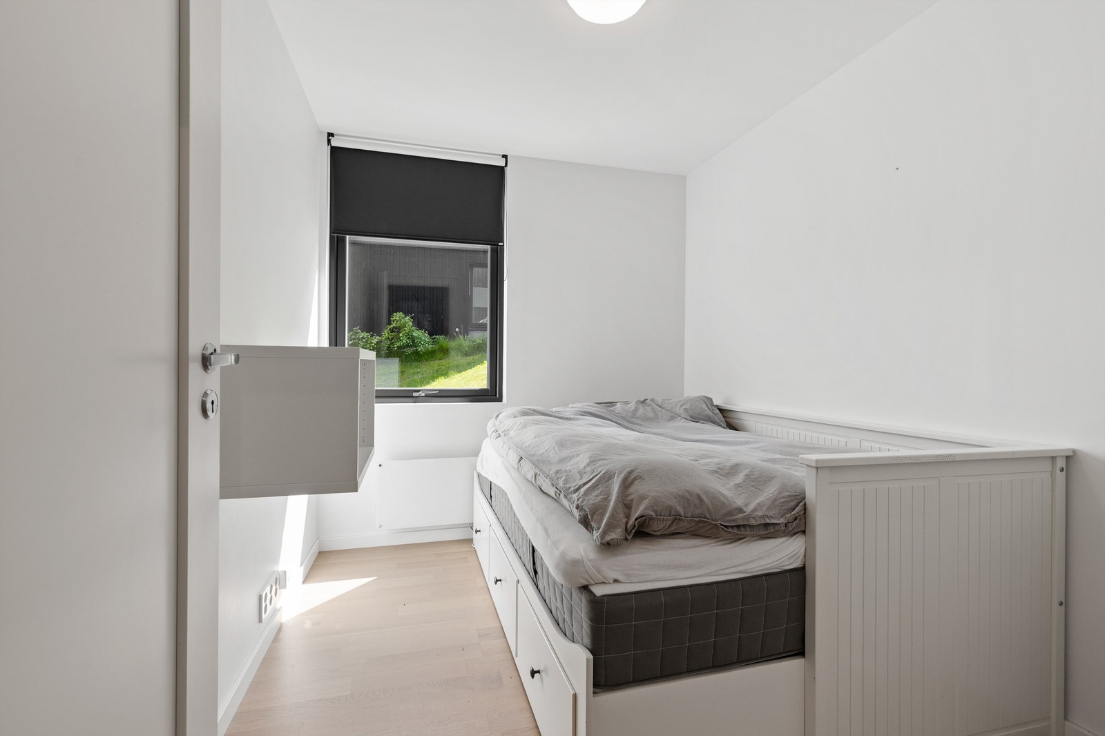 Det andre soverommet i hoveddelen av boligen passer godt som barnerom, gjesterom eller kontor. Galleribilde