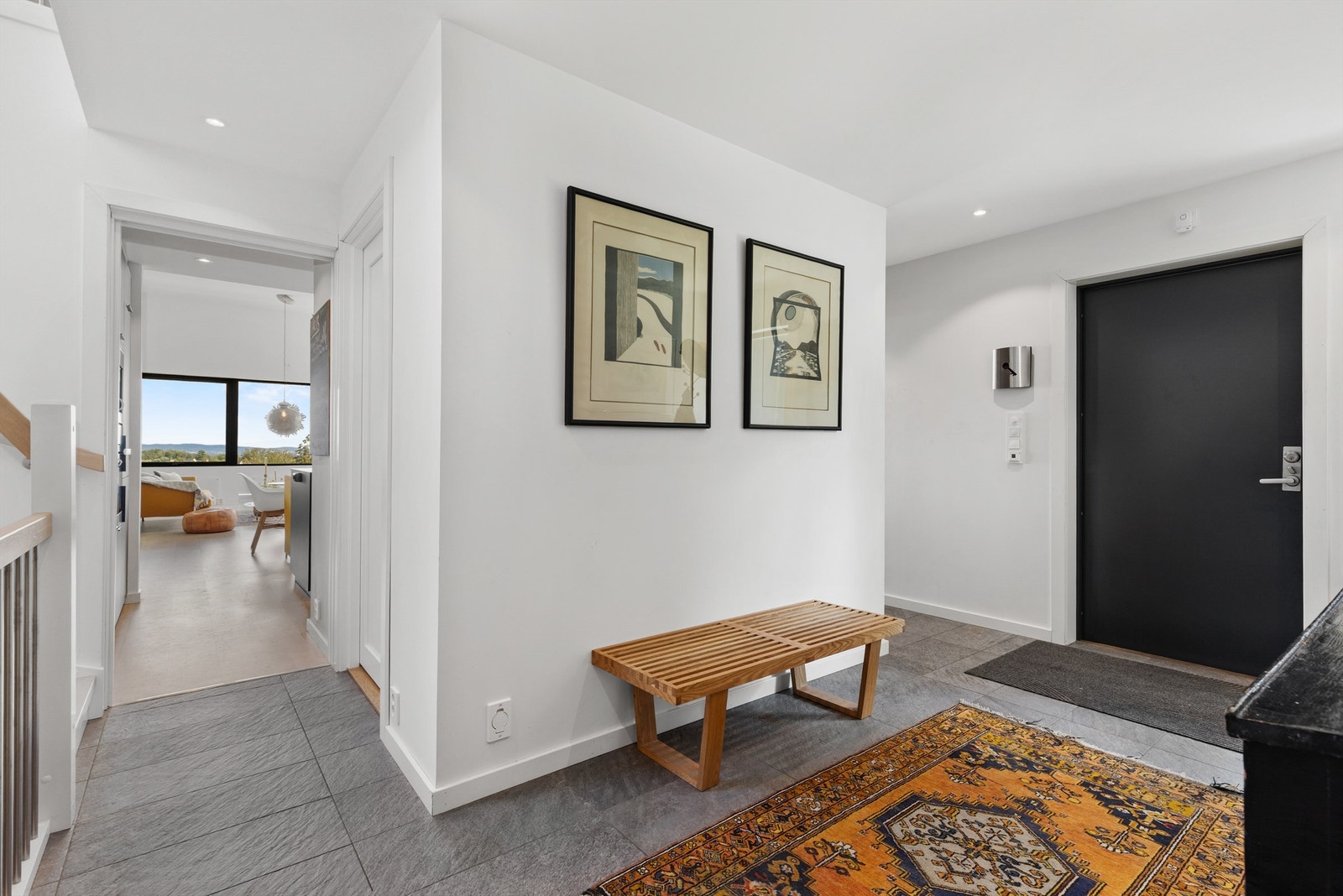 Fra entreen er det inngang til WC-rom og stue, samt trapp som går til både 1.etasje og 3.etasje. Galleribilde