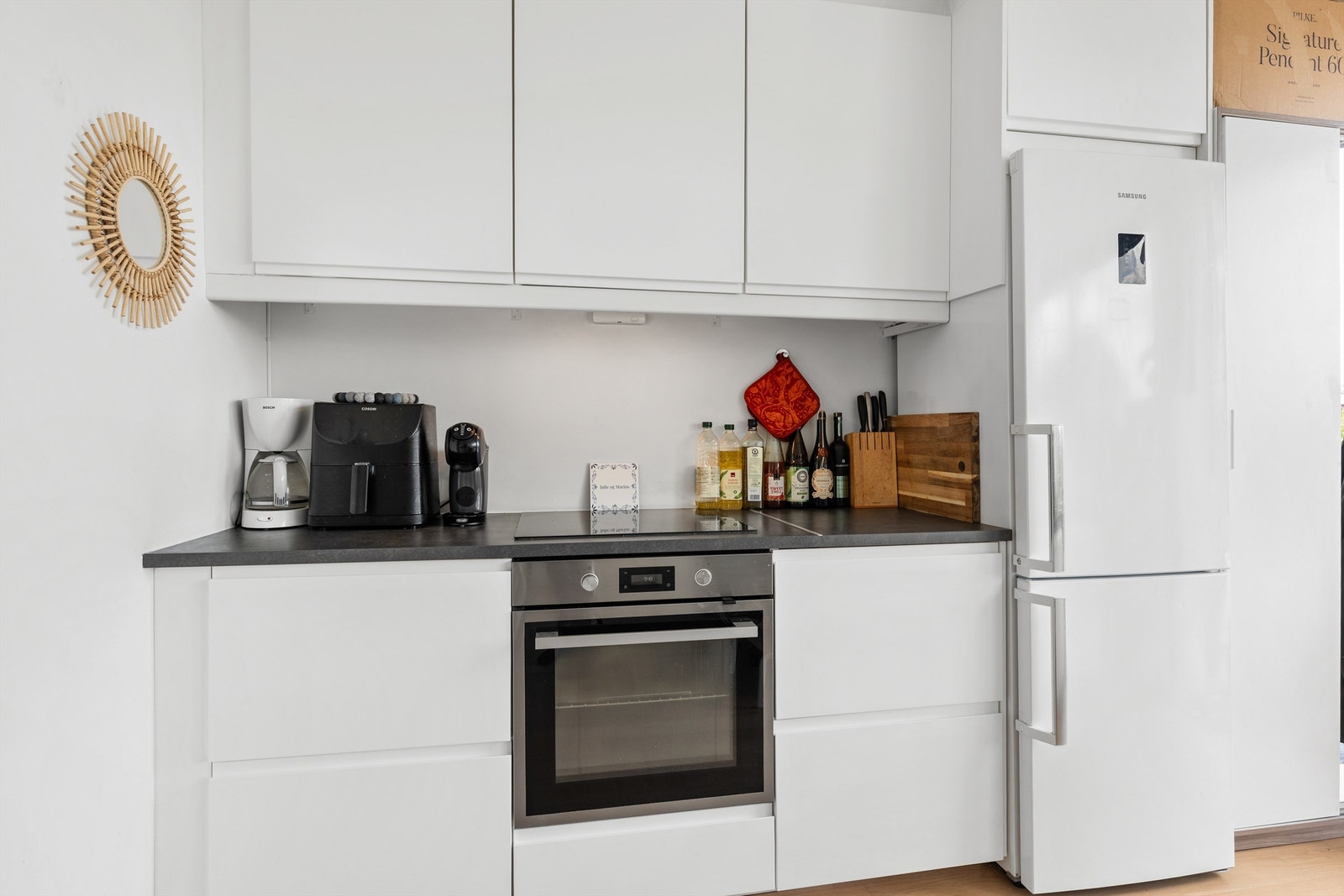 HYBEL: Kjøkken fra 2020. Slette fronter og og integrert komfyr. Frittstående kjøleskap og vaskemaskin. Benkeplate av laminat. Ventilator tilkoblet avtrekkskanal. Galleribilde