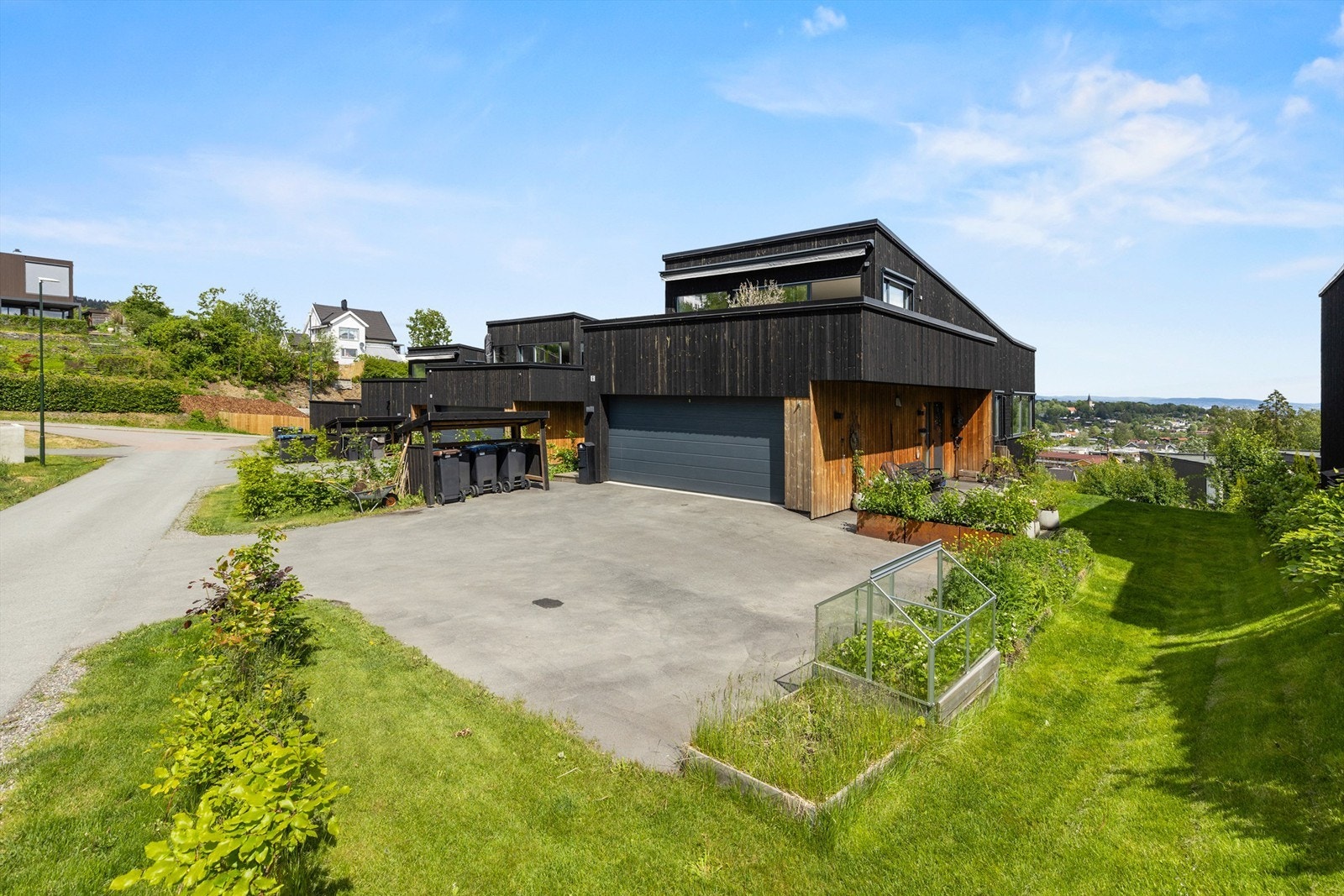 Innholdsrik enebolig med fin gårdsplass og dobbel garasje. Galleribilde