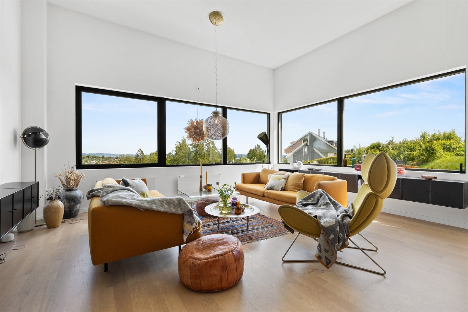 Lys og luftig stue med veldig god takhøyde. Her er det mange møbleringsmuligheter med plass til sittegruppe, TV-område og stort spisebord. Galleribilde