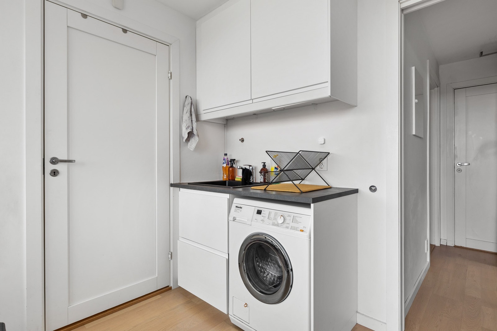 HYBEL: Kjøkken fra 2020. Slette fronter og og integrert komfyr. Frittstående kjøleskap og vaskemaskin. Benkeplate av laminat. Ventilator tilkoblet avtrekkskanal. Galleribilde