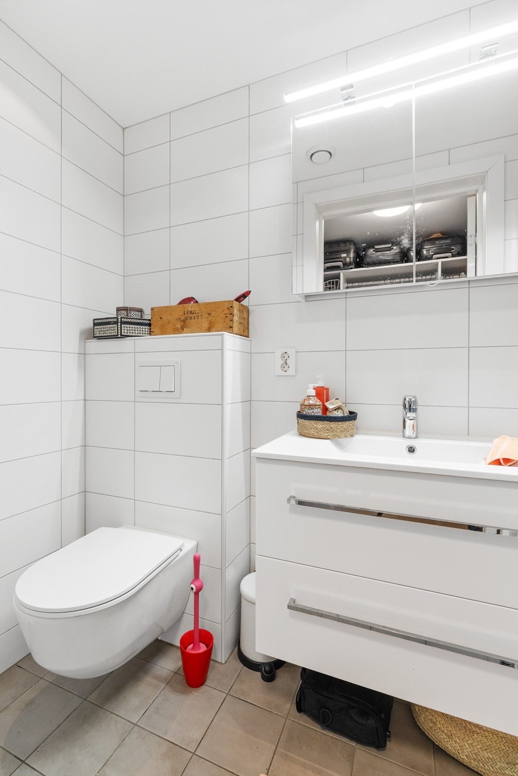 Badet på hovedsoverommet har fliser på vegger og gulv. Slett malt tak. Enkelservant med ett-greps armatur. Speil. Dusj med fastfelt og svingbar dør. Vegghengt toalett. Avtrekk tilkoblet balansert ventilasjonsanlegg. Galleribilde