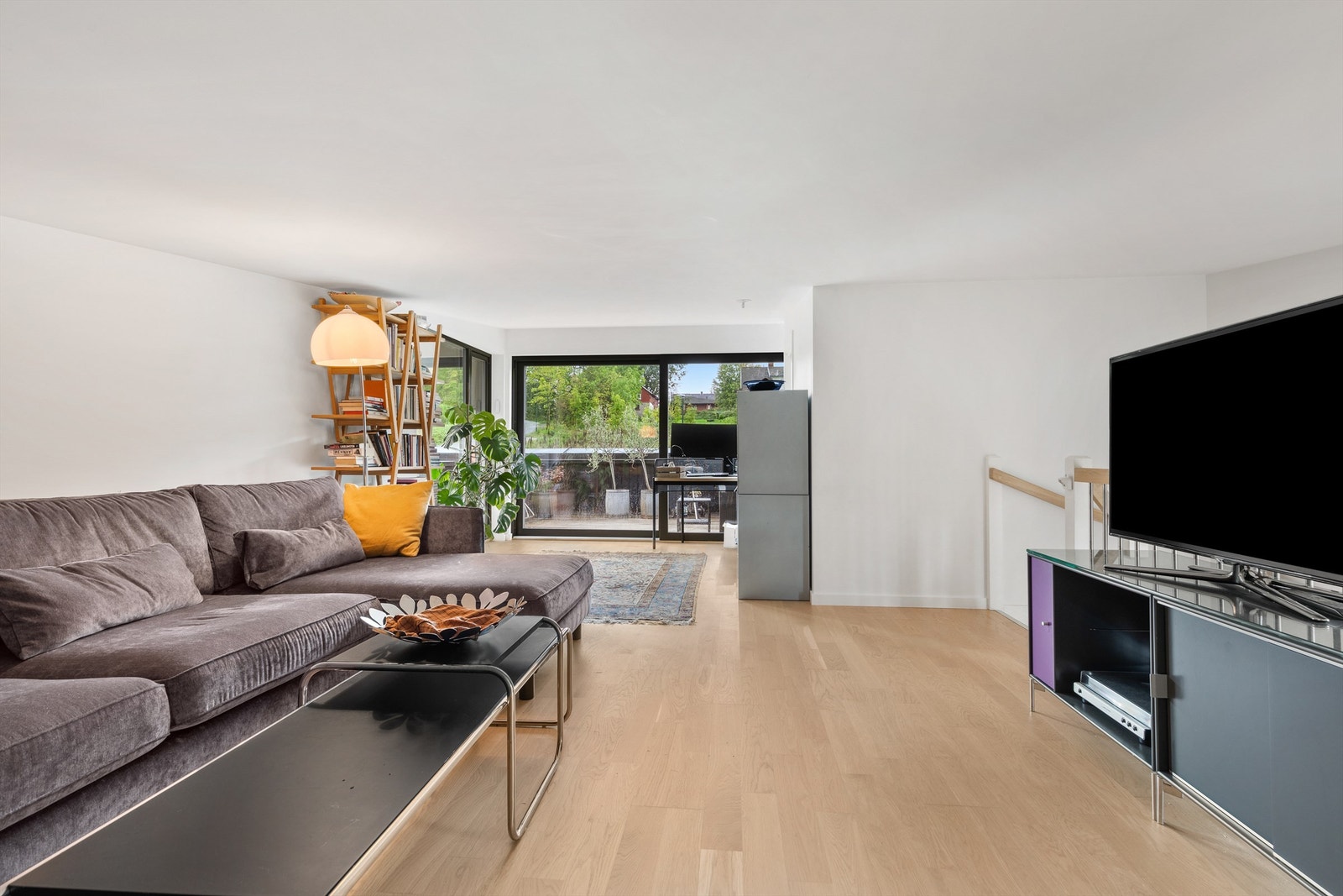 Store vindusflater med utgang til balkong. Galleribilde