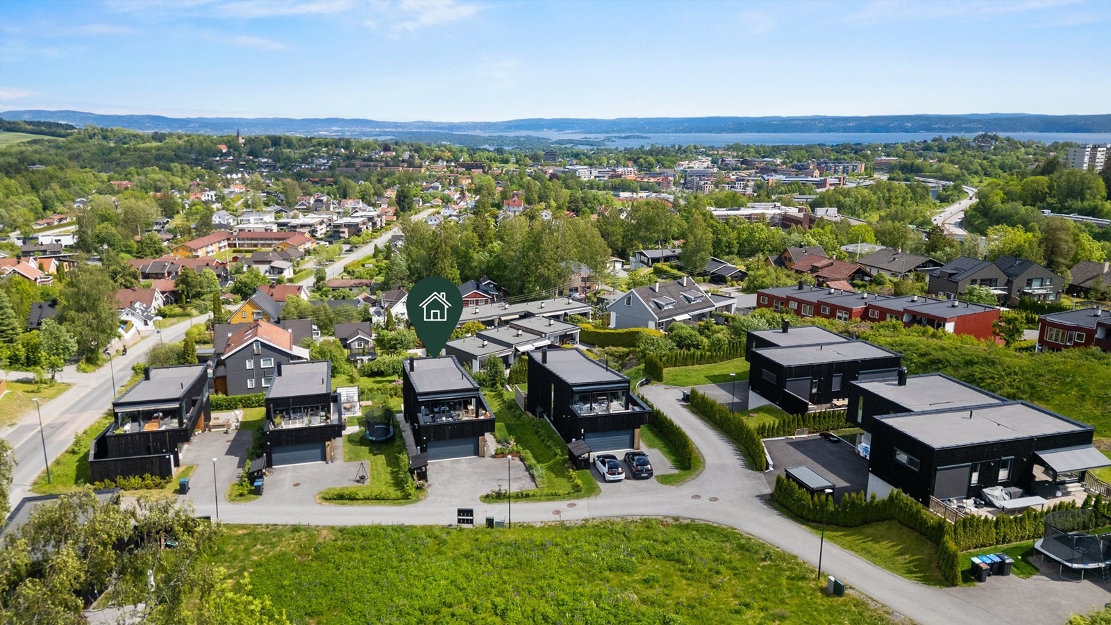 Det er gangavstand til Asker sentrum hvor du finner et bredt utvalg av servicetilbud, med blant annet lege og tannlege, apotek, vinmonopol, bank, kino, bibliotek, treningssenter m.m. Galleribilde