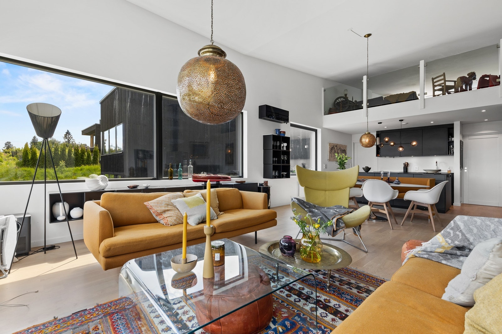 Lys og luftig stue med veldig god takhøyde. Her er det mange møbleringsmuligheter med plass til sittegruppe, TV-område og stort spisebord. Galleribilde