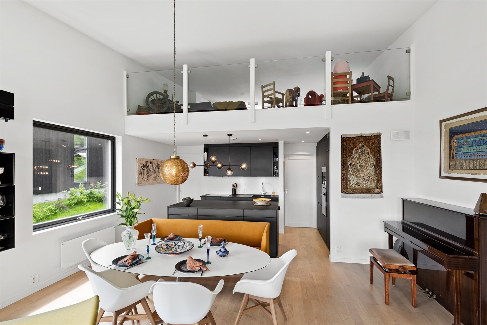 Den åpne løsningen mellom kjøkkenet og stuen skaper en sosial atmosfære når man er med venner og familie. Galleribilde