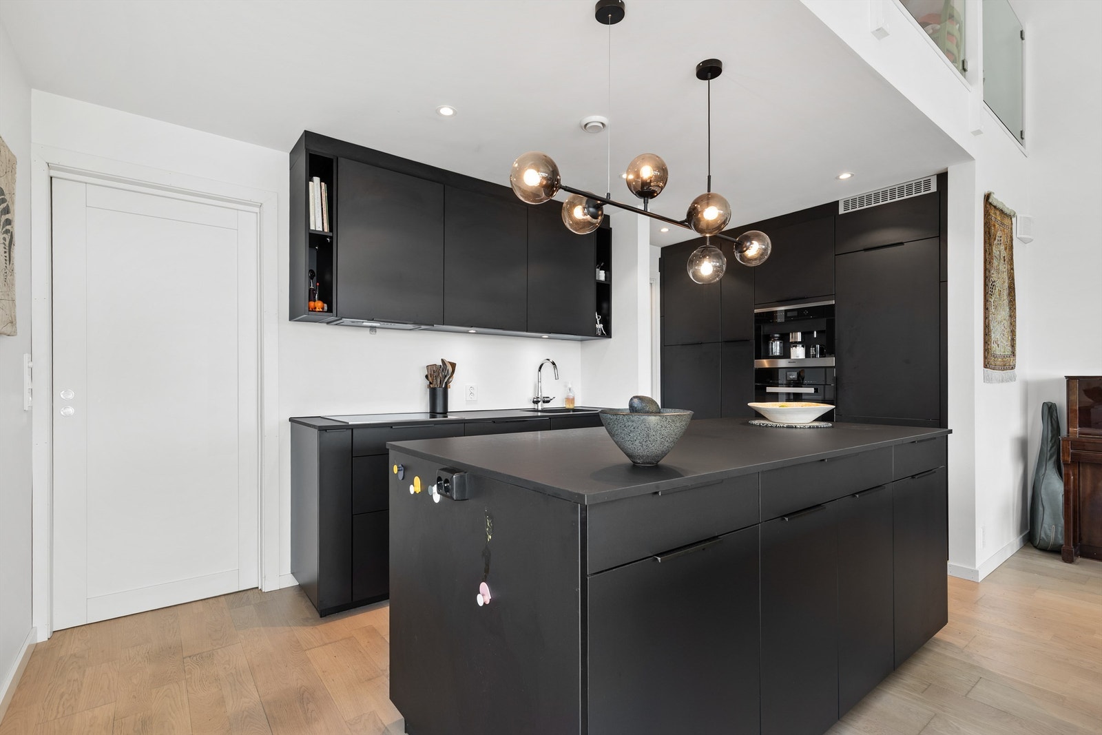 Kjøkken fra 2020 med kjøkkenøy. Slette fronter og og integrerte hvitevarer. Benkeplate av laminat. Ventilator tilkoblet avtrekkskanal. Galleribilde