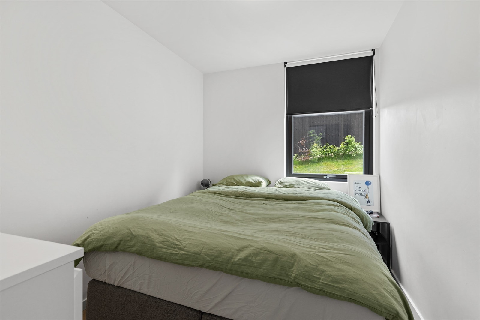 HYBEL: Soverommet i hybelen har plass til dobbeltseng og kommode eller mindre garderobeskap. Galleribilde