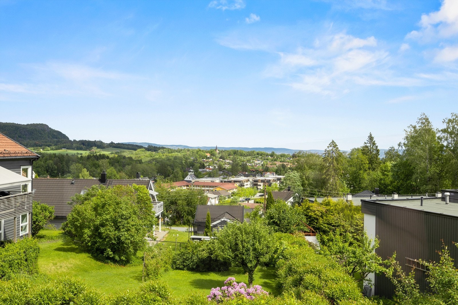 Fra Haresporet er det trygg og kort skolevei til Drengsrud barneskole, Solvang ungdomsskole og flere barnehager rett i nærheten. Dette er et meget barnevennlig og rolig område med lekeplass, idrettsplass og flere bade- og fiskevann rett i nærheten. Galleribilde