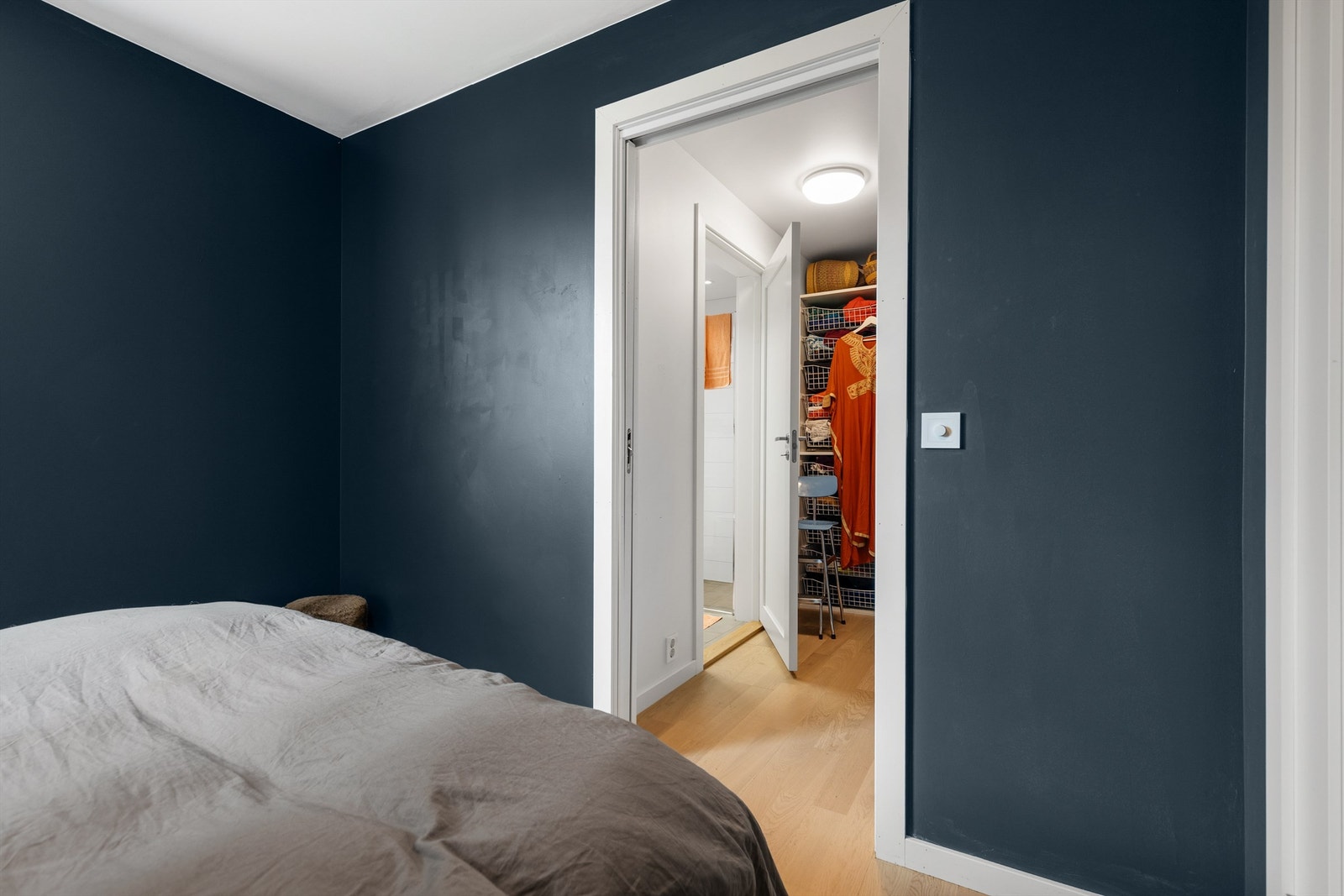 Hovedsoverommet har egen walk-in-garderobe og tilgang til eget bad. Galleribilde