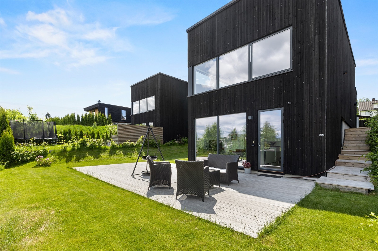 På nedsiden er det markterrasse og hage. Fra markterrassen er det inngang til hybelen. Galleribilde