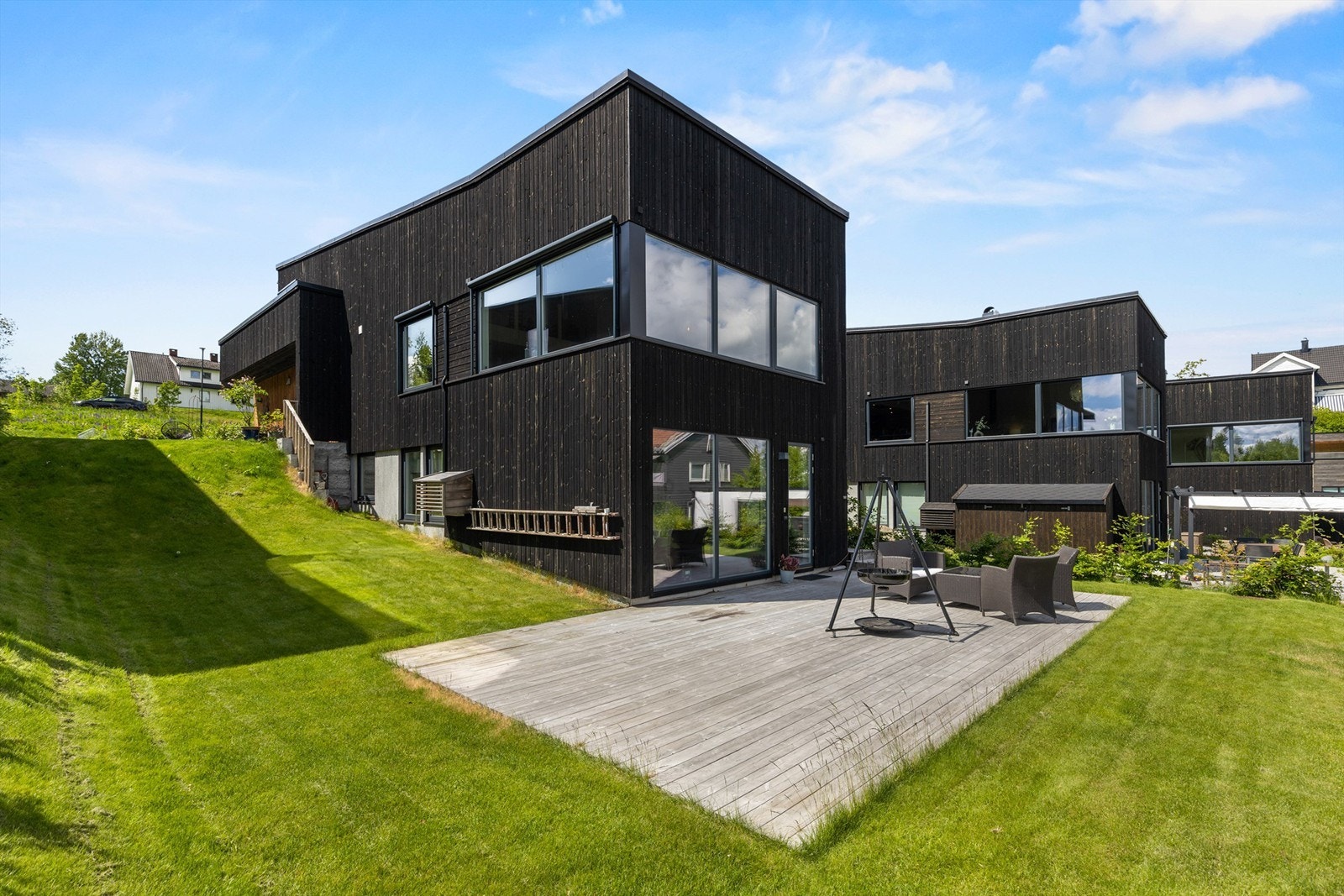 Velkommen til Haresporet 6, presentert av Terje Tveit i Krogsveen. Her får du en innholdsrik enebolig, ny i 2020, med hybel og en dobbelgarasje med lader. Galleribilde