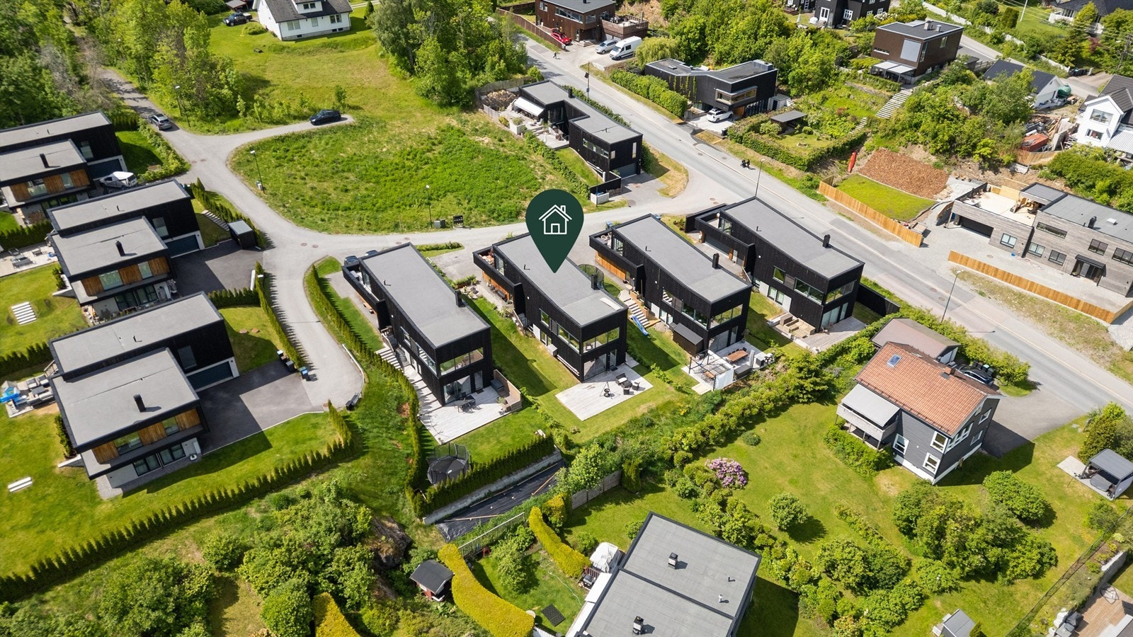 Innholdsrik enebolig, ny i 2020, med hybel og en dobbelgarasje med lader. Galleribilde