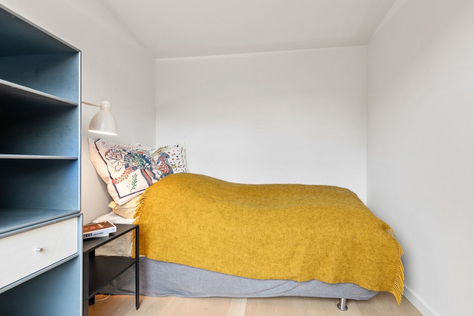 Soverom med parkett og veggmontert leselampe. Galleribilde