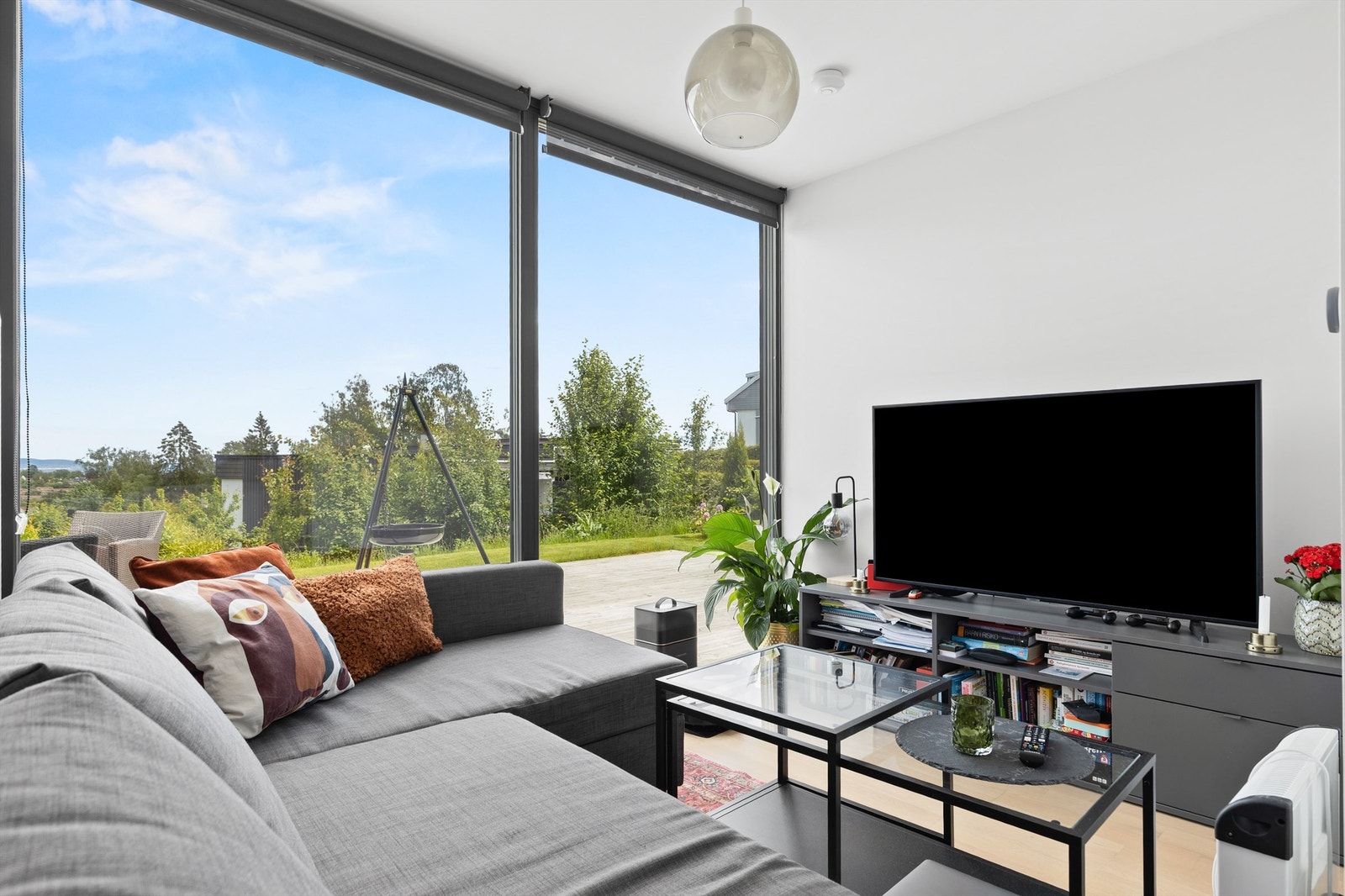 HYBEL: I stuen er det plass til sittegruppe og TV-område. Galleribilde