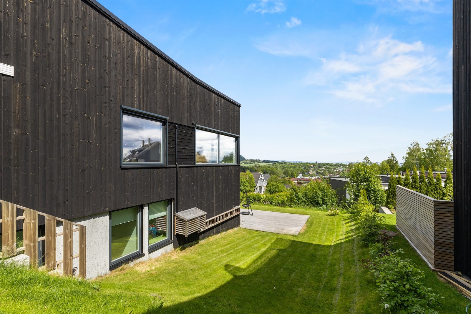 Flotte uteområder med plen og markterrasse. Galleribilde