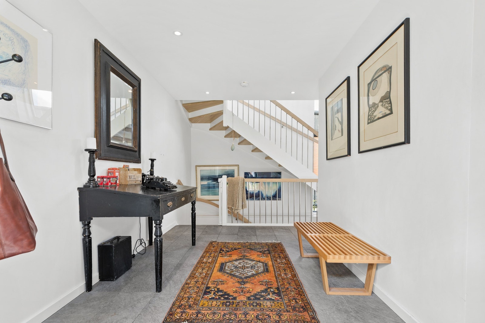 Fra entreen er det inngang til WC-rom og stue, samt trapp som går til både 1.etasje og 3.etasje. Galleribilde