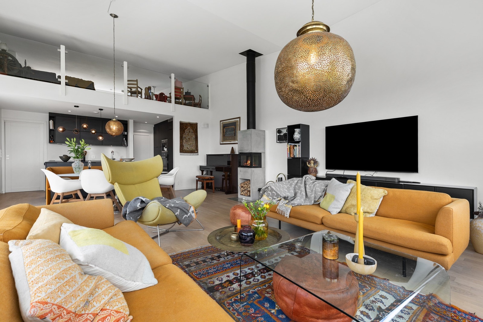 Lys og luftig stue med veldig god takhøyde. Her er det mange møbleringsmuligheter med plass til sittegruppe, TV-område og stort spisebord. Galleribilde