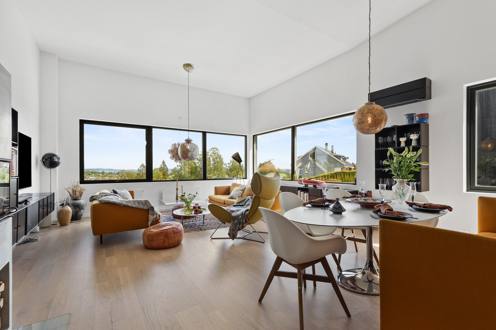 Lys og luftig stue med veldig god takhøyde. Her er det mange møbleringsmuligheter med plass til sittegruppe, TV-område og stort spisebord. Galleribilde