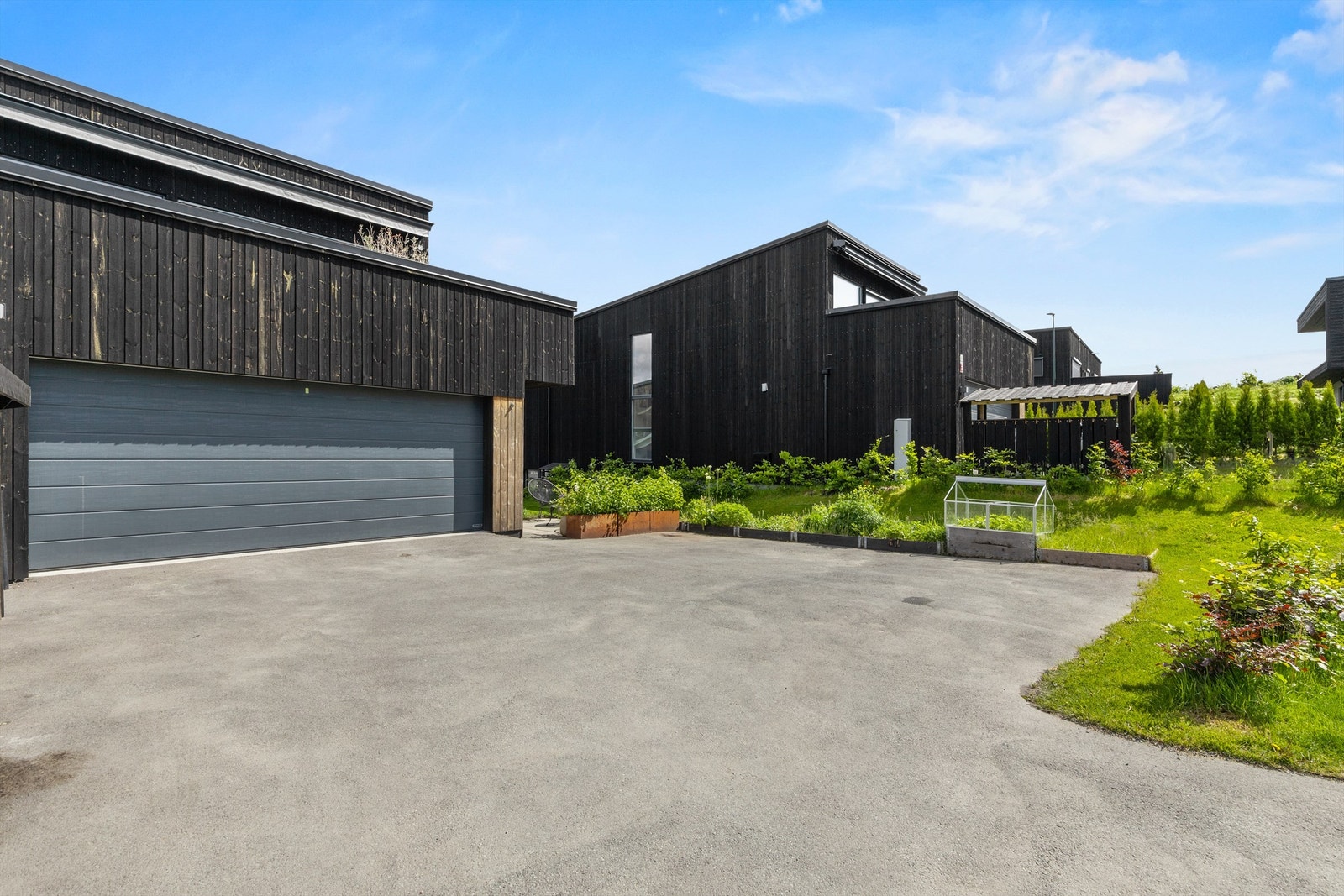 Boligen har stor gårdsplass med god plass til biloppstilling i tillegg til parkering i dobbeltgarasjen. Galleribilde