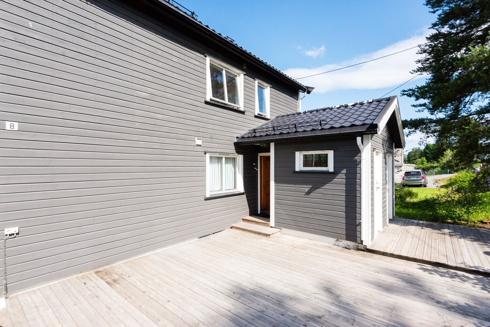 Terrasseplatting ved inngangspartiet. Galleribilde