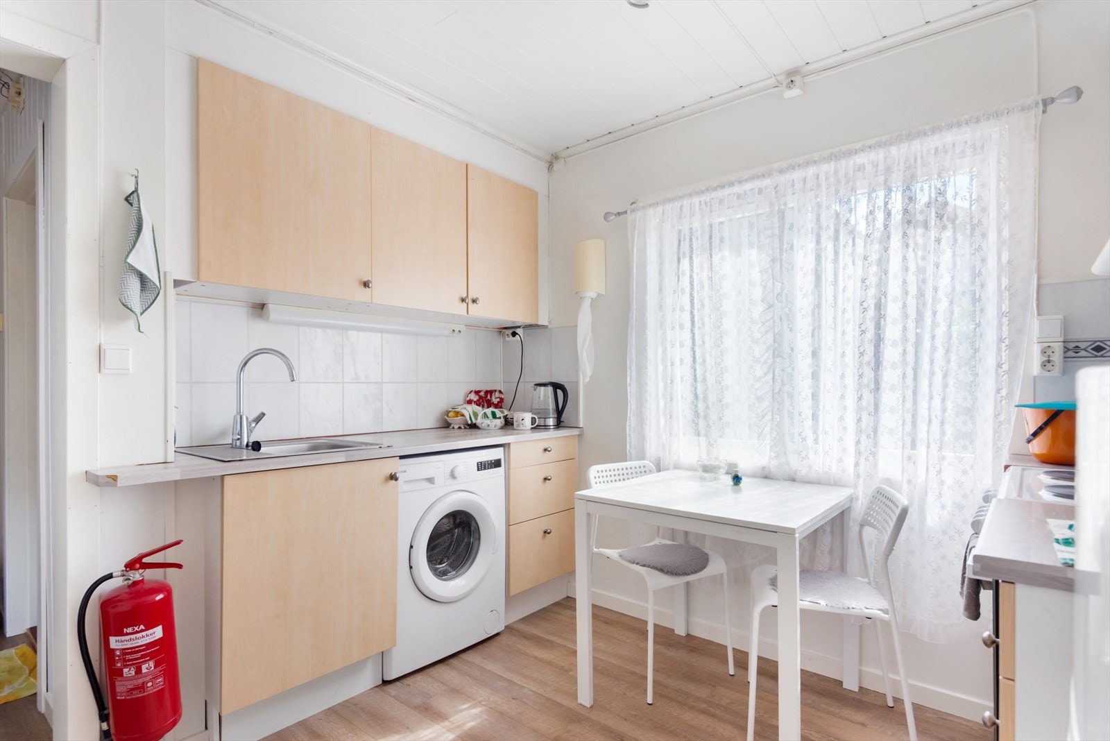 Kjøkken med spiseplass. Galleribilde