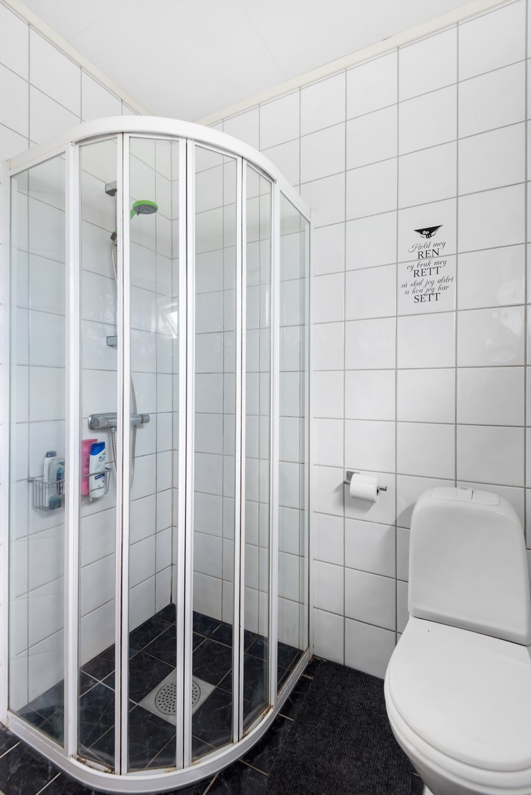 Badet har dusjhjørne. Galleribilde