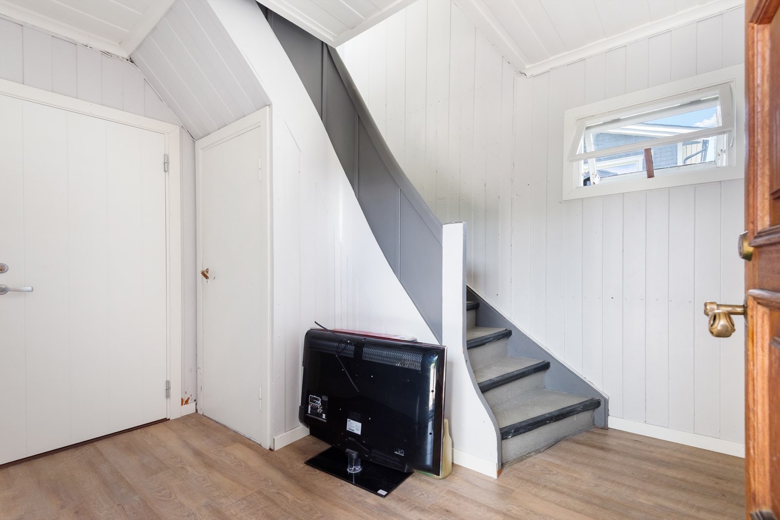 Entre med trapp til 2. etasje. Galleribilde