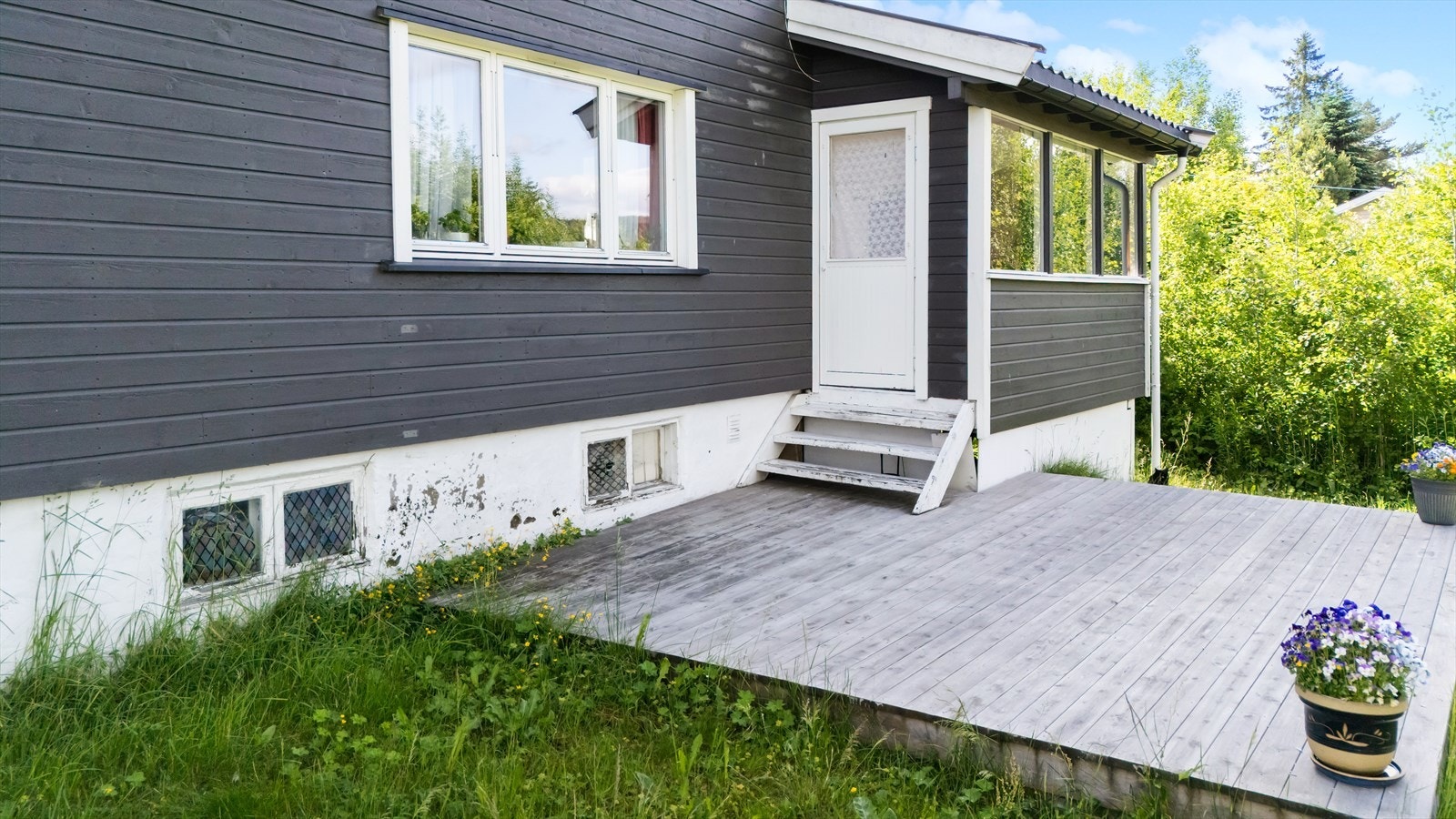 Terrasseplatting med enkel tilgang til hagearealer. Galleribilde