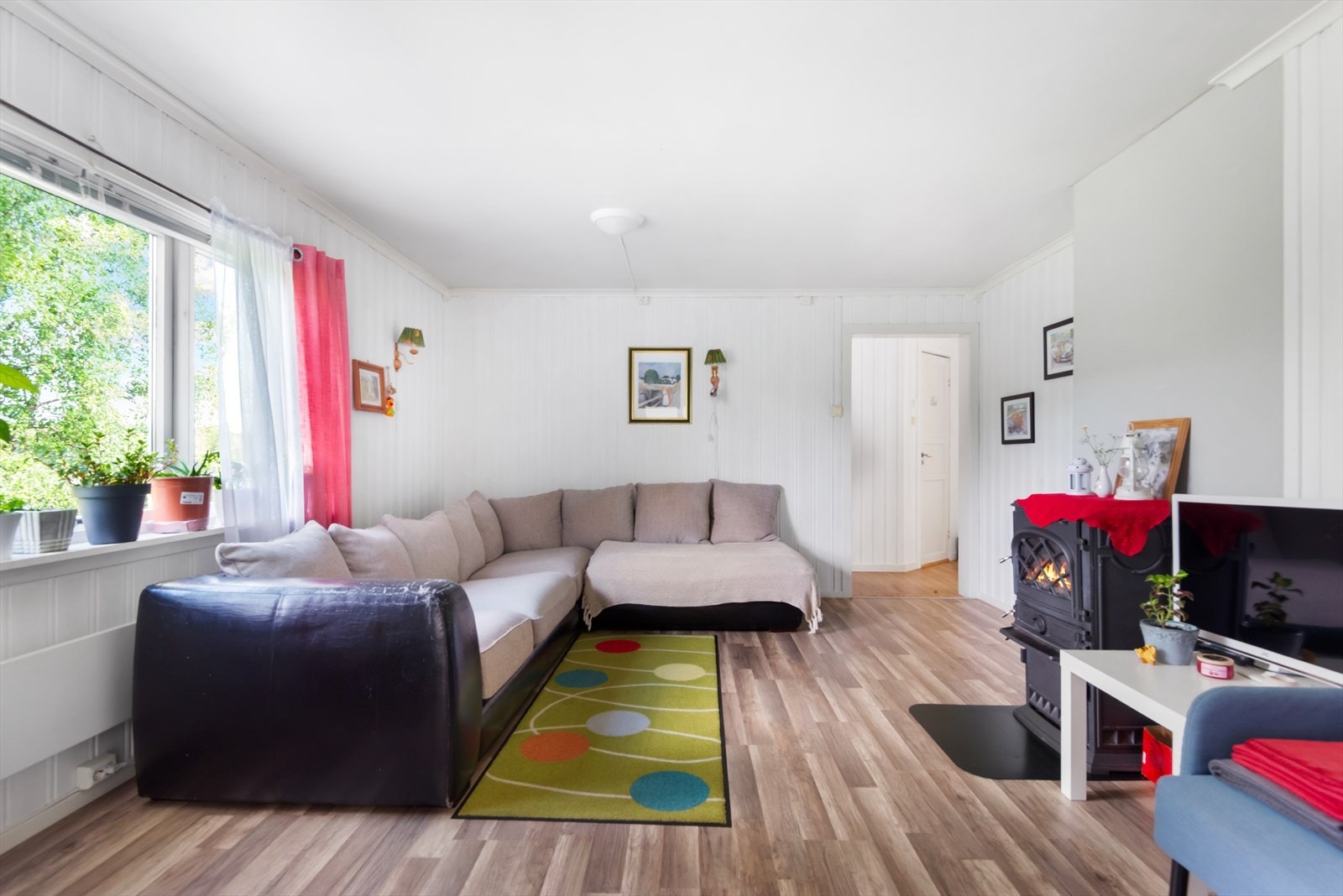 Stue med vedfyring i 1. etasje. Galleribilde