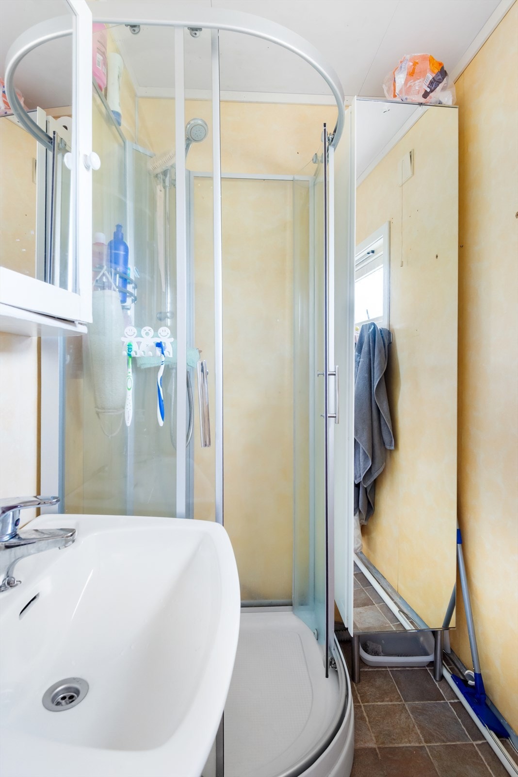 Bad med dusjkabinett. Galleribilde