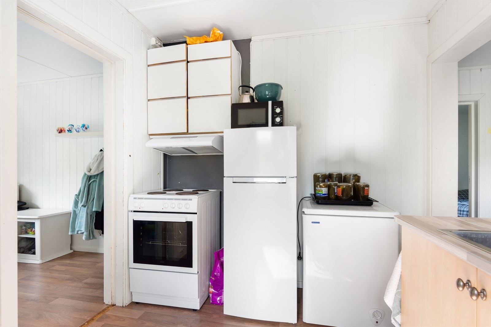 Kjøkkenet har frittstående hvitevarer. Galleribilde