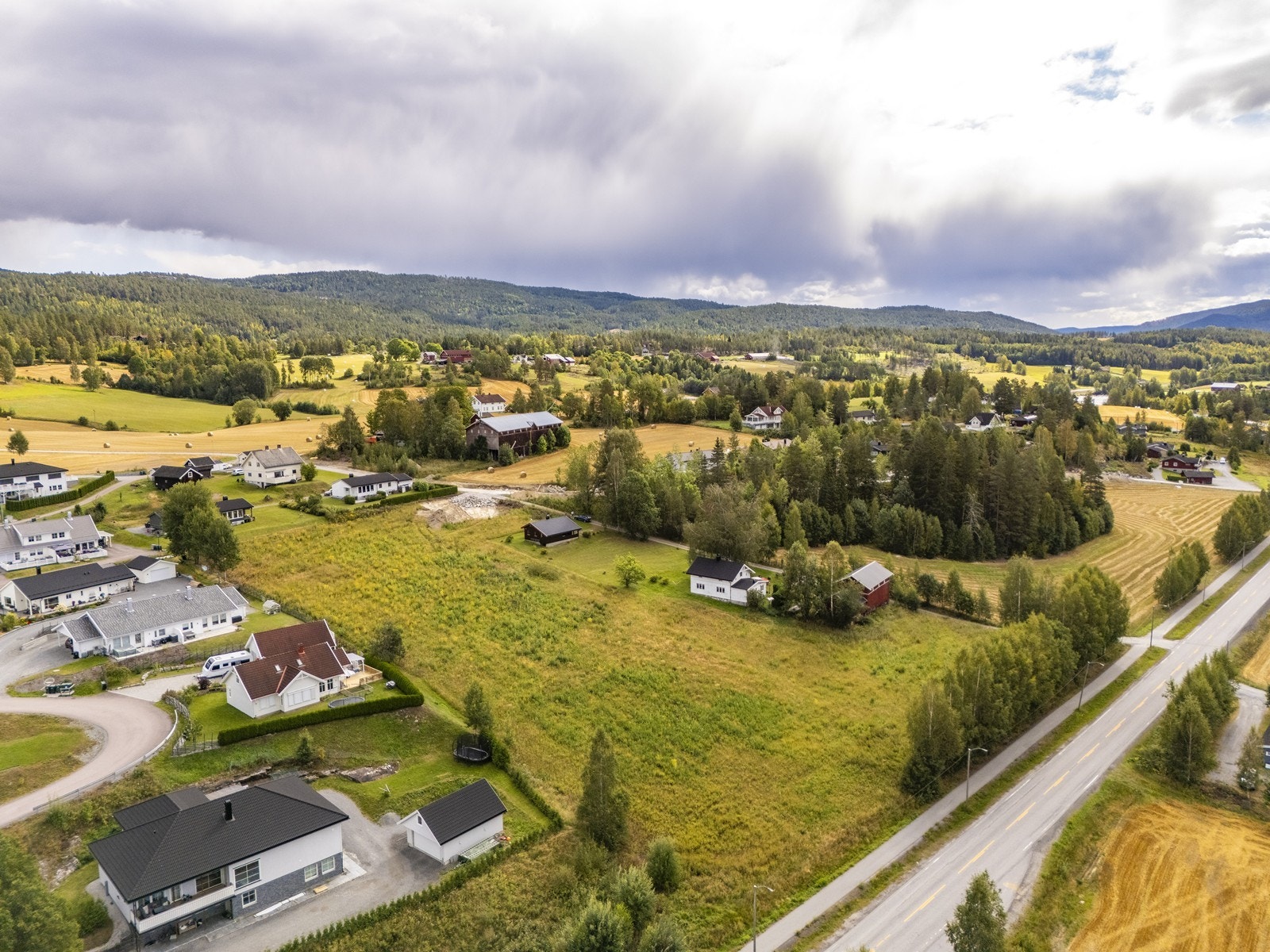 Kun en kort kjøretur til både Prestfoss eller Åmot. I Prestfoss sentrum finner du blant annet Sigdalsenteret, bank, dagligvareforretning, café og andre servicetilbud. Åmot sentrum kan by på et variert utvalg av servicetilbud. Galleribilde