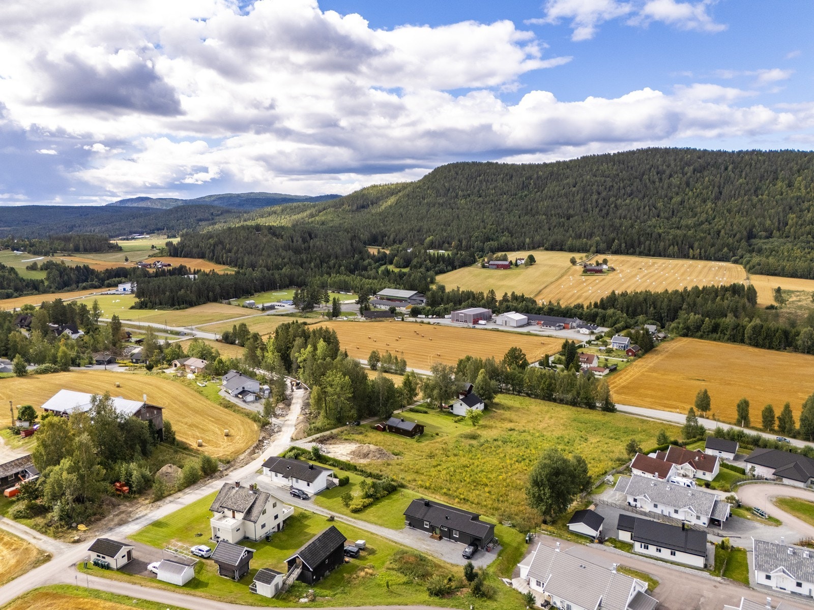 Fra eiendommen er det også nærhet til fine tur- og rekreasjonsmuligheter sommer som vinter, med gode muligheter for både bading og fisking samt turer både på ski og beina. Galleribilde