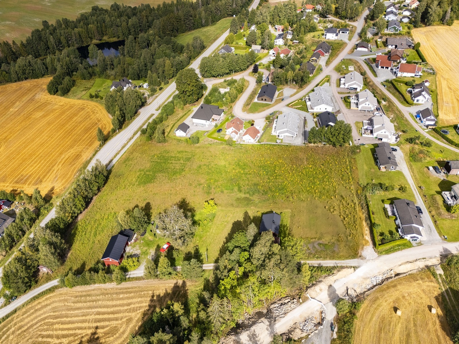 Tomtefeltet ligger sentralt på Nerstad med kort gangavstand til skole, barnehage og flotte turområder. Galleribilde