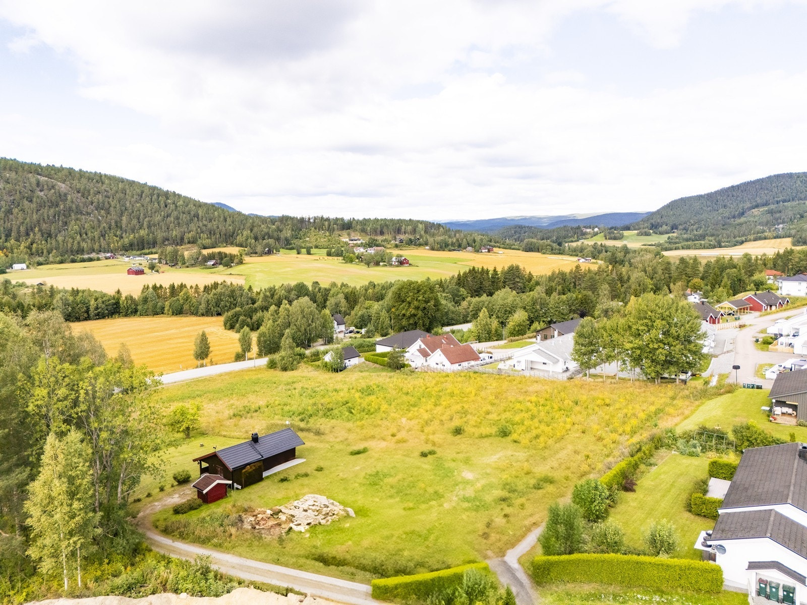 Solrike tomter sentralt på Nerstad med gangavstand til skole og barnehage. Galleribilde