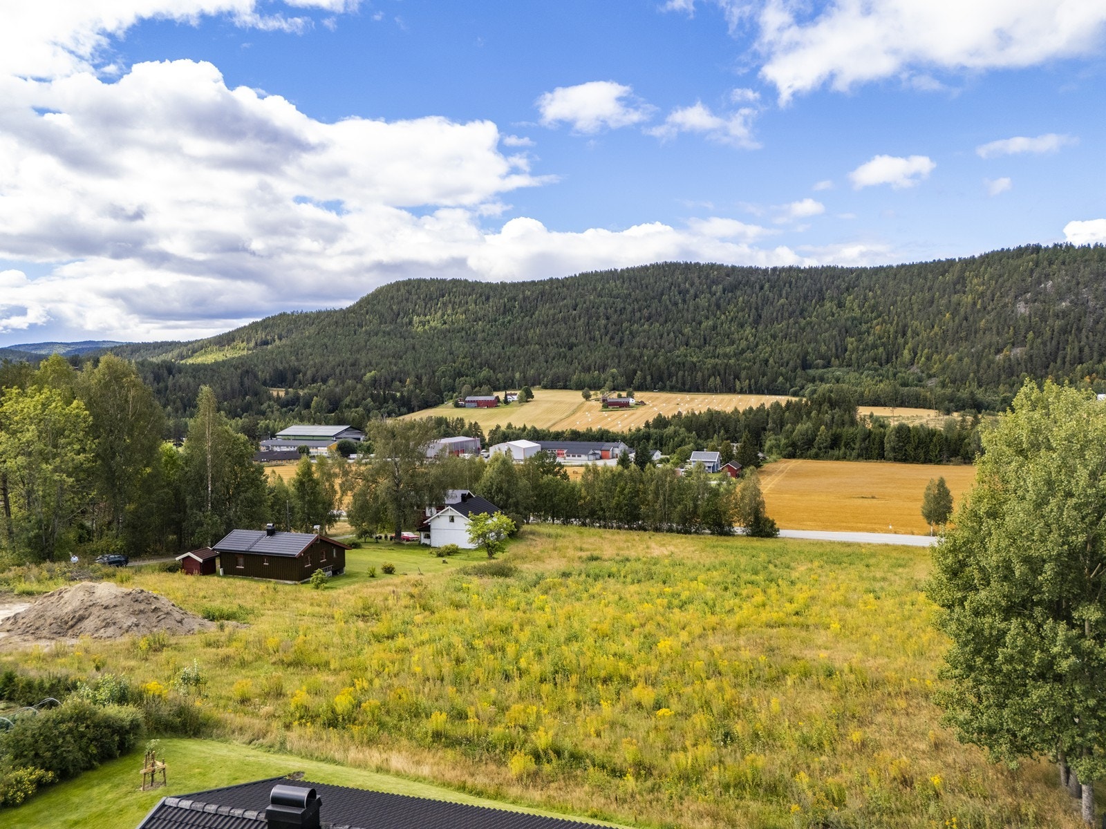 Tomtefeltet kan være egnet å dele opp i 3 deler og prisantydning er satt til kr. 400.000,- pr. enhet som oppføres. Galleribilde