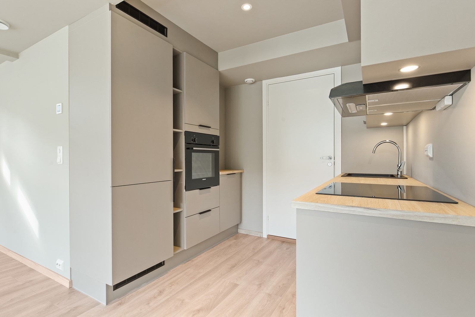 Lekkert kjøkken fra HTH med integrerte hvitevarer Galleribilde