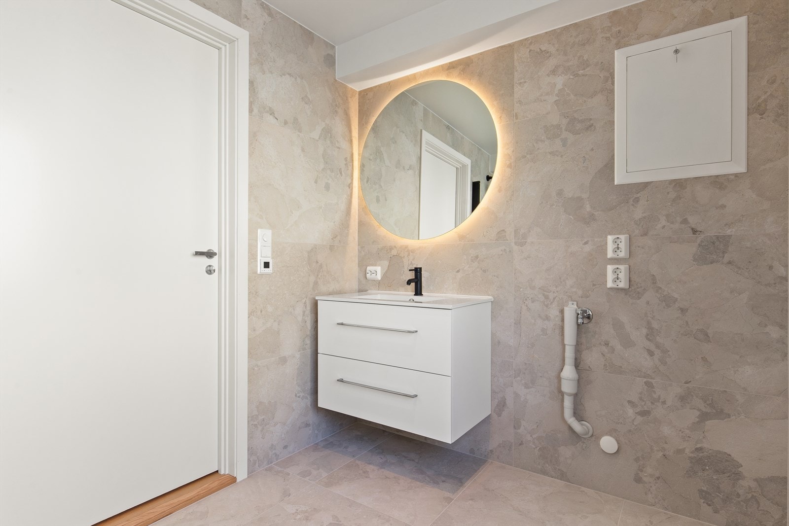 Delikat, flislagt bad. Rommet har 60x60 flis på gulv og 60x120 flis på vegg Galleribilde