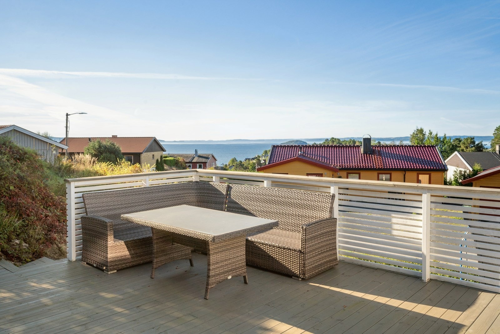 Tomten er opparbeidet med store og solrike terrasse. Galleribilde