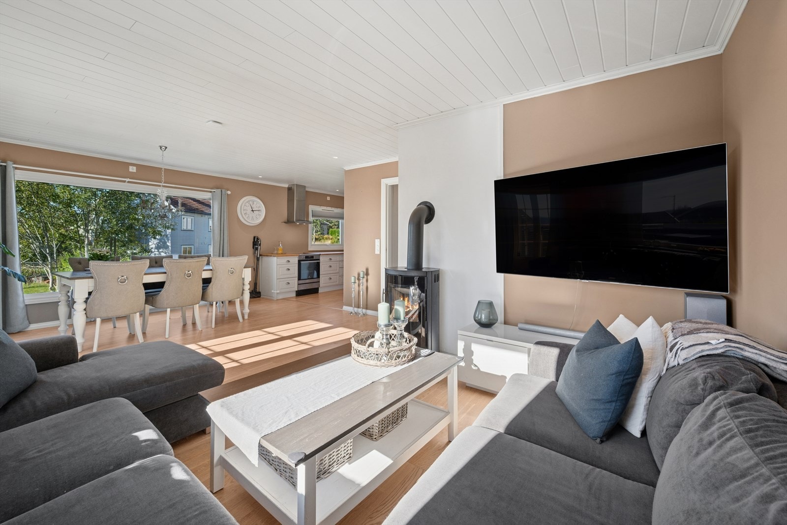 Rommet er malt i en dus, tidsriktig farge, samt parkett på gulvet. Galleribilde