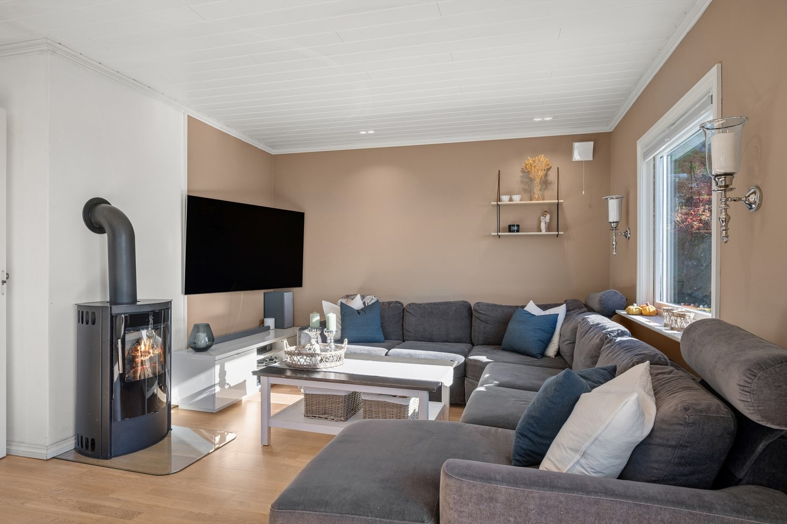 Det er montert en peisovn for hygge og varme på kalde dager. Galleribilde