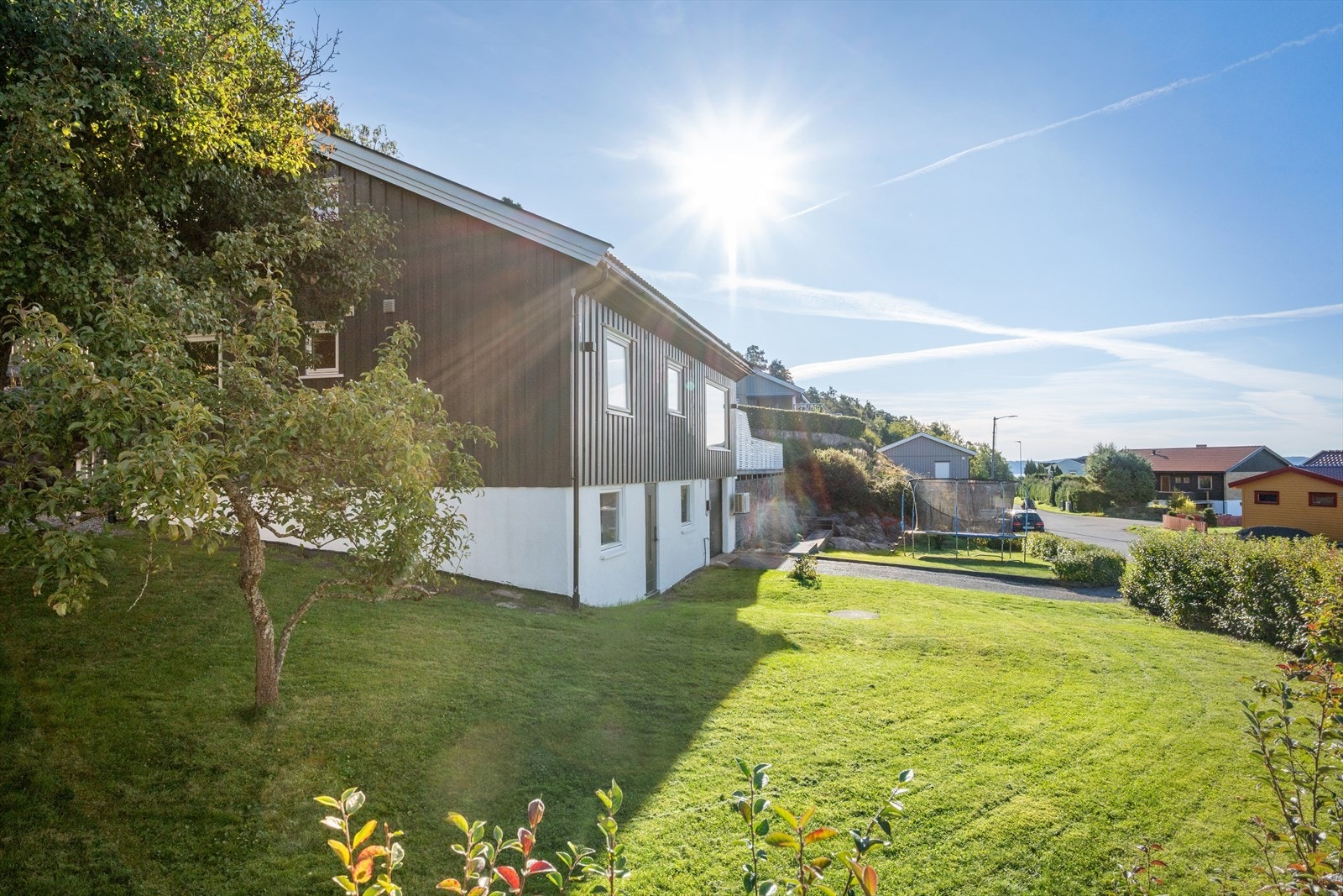 Hagen har store plenarealer, frukttrær, diverse beplantning, delvis naturtomt, asfaltert innkjøring og gårdsplass. Galleribilde