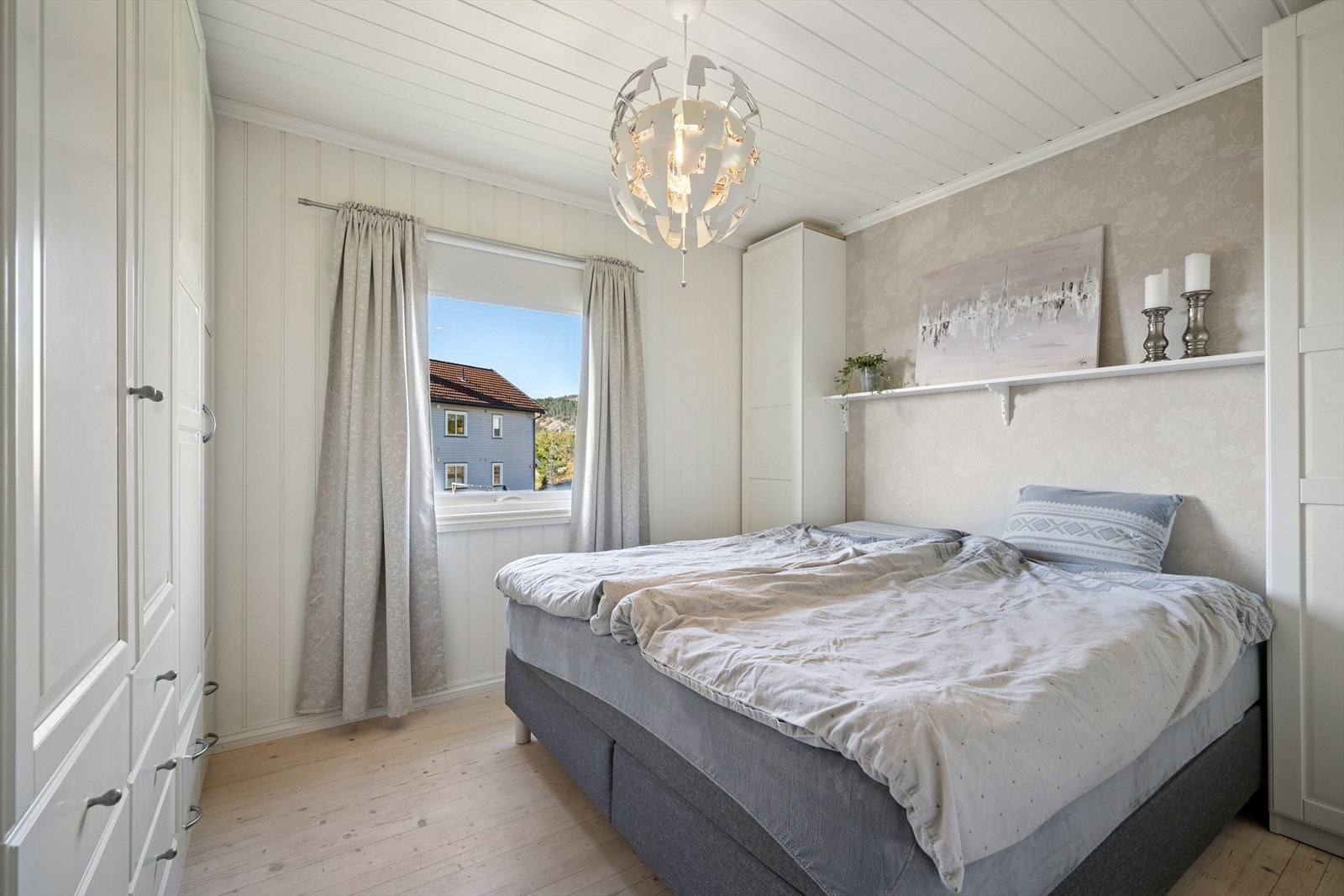 Hovedsoverommet har plass til å innredet med dobbeltseng, tilhørende møblement og flere garderobeskap. Galleribilde