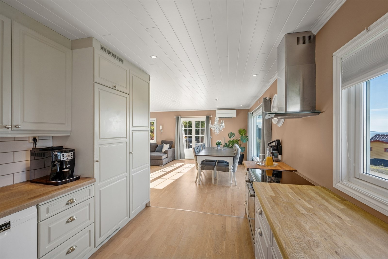 Det er åpen stue og kjøkkenløsning som gjør rommet mer sosialt. Galleribilde