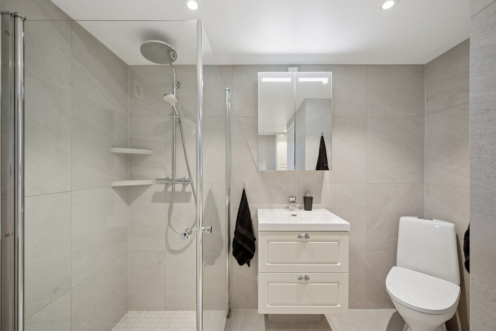 Bad/vaskerom beliggende i kjeller er flislagt med varmekabler i gulv. Deler av rommet er ikke godkjent for varig opphold, se mer pkt. ferdigattest. Galleribilde